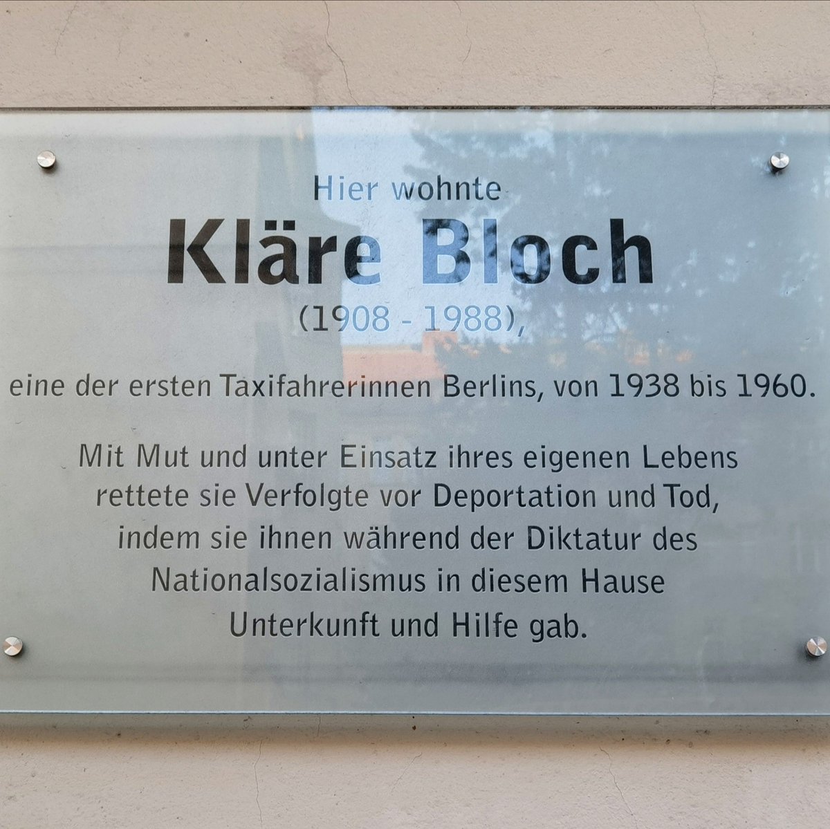 Stift_und_Bogen's tweet photo. "... von Mitmenschlichkeit beseelt..."
Horstweg 28, Charlottenburg. Erinnerung an Klara ("Kläre") #Bloch, geb. #Begall (* 1908, † 1988 (#otd)), in den 30er Jahren eine der ersten Taxifahrerinnen in Berlin, unter den Nazis mit rettender Hilfe für verfolgte Mitmenschen.
#Berlin https://t.co/AcN87xGLWF