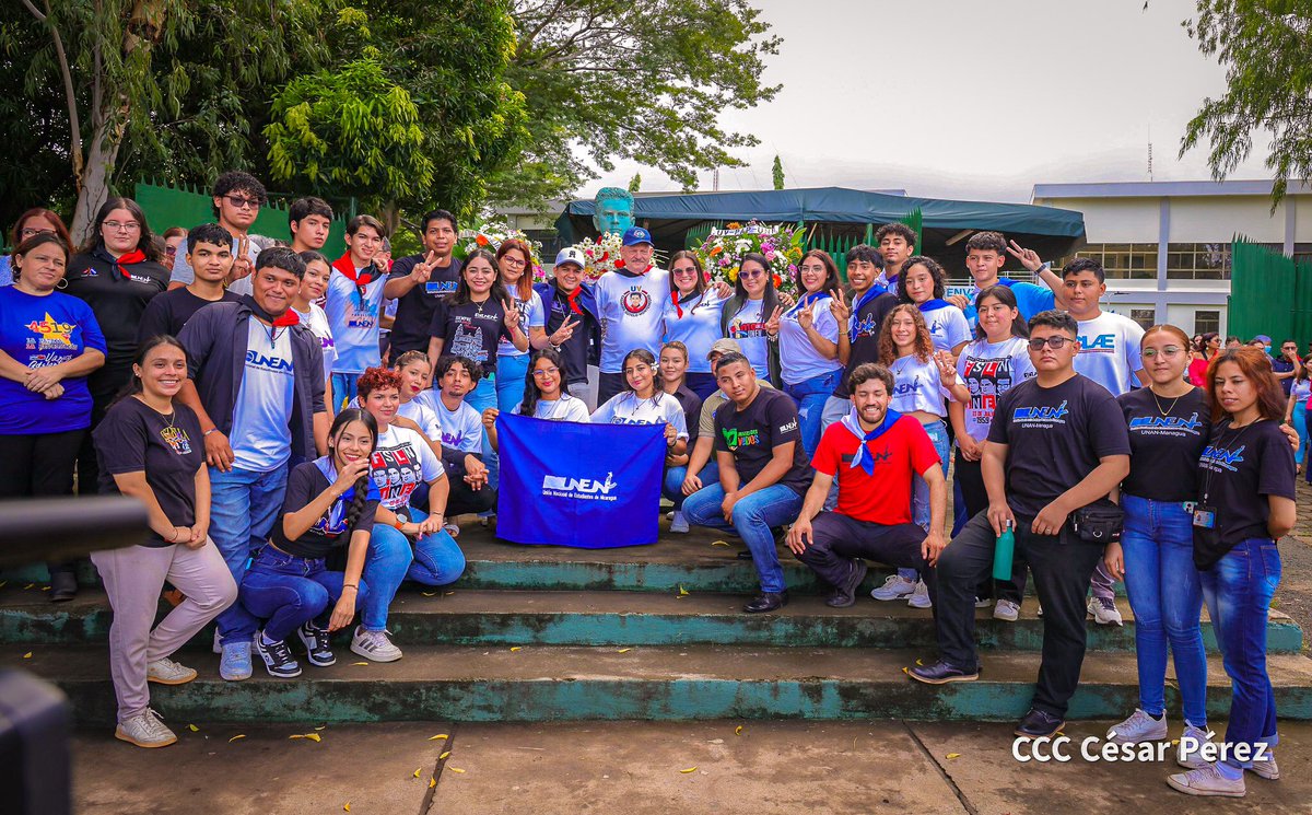 🌹 En un acto solemne, se depositaron flores en el monumento a Casimiro Sotelo, ubicado en la entrada de la universidad que lleva su nombre en #Managua, recordando el legado de estos líderes estudiantiles que se convirtieron en símbolos de lucha y dignidad para el país. ✊🇳🇮
