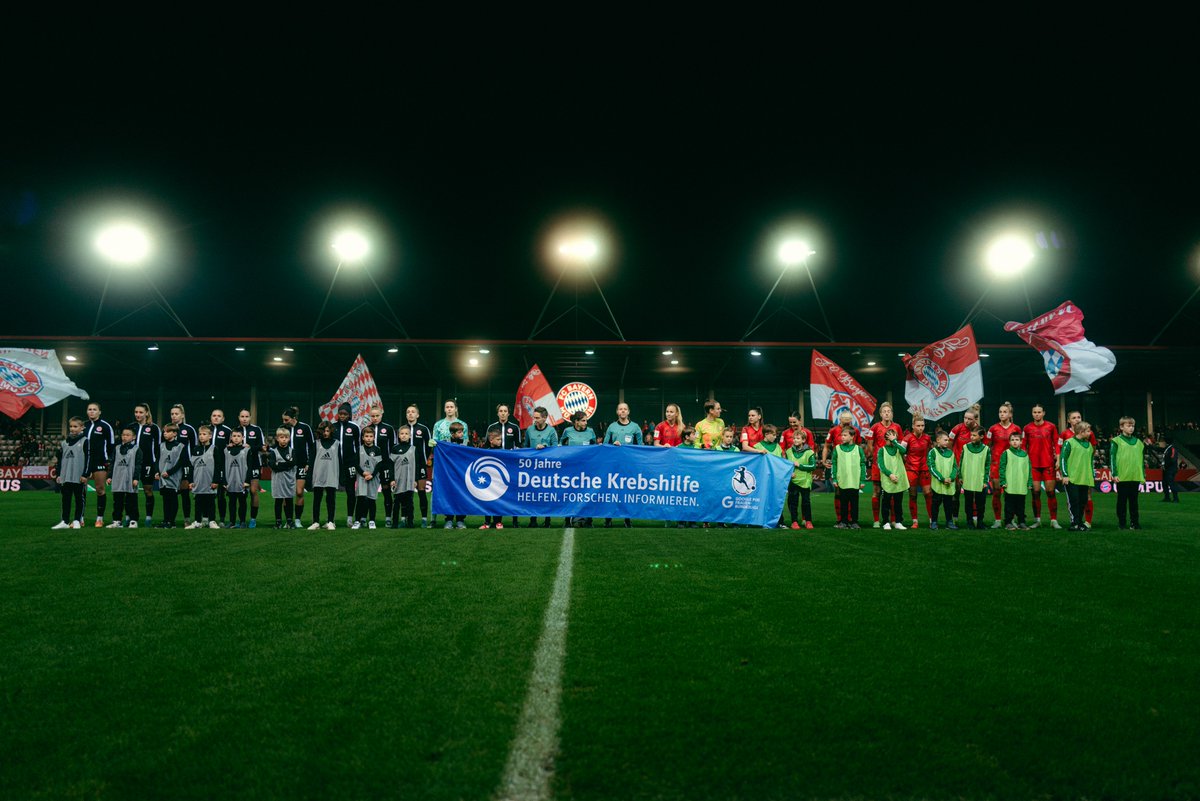 FCBfrauen's tweet photo. Vor der Partie hielten beide Teams im Zeichen des Aktionsspieltages ein Banner hoch. Nur gemeinsam können wir schaffen, was alleine unmöglich ist: Gemeinsam gegen den Krebs kämpfen!
ℹ️ https://t.co/DwPZZEC7S8
#FCBayern #FCBSGE #SeiDasPlus #50JahreDeutscheKrebshilfe https://t.co/wqlz2DozlU