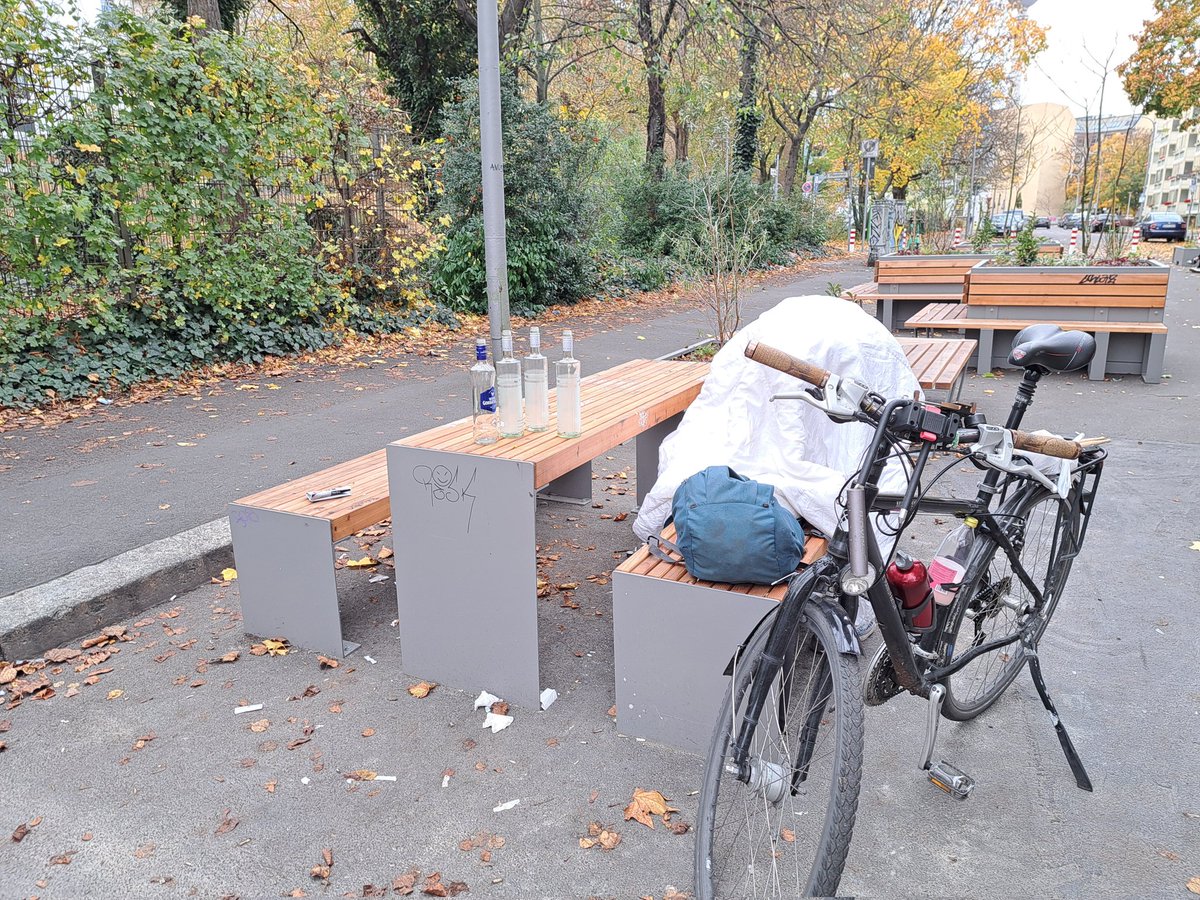 Hier in der Singerstraße,  steht soviel Müll auf der Straße,  kann auch abgeholt werden.