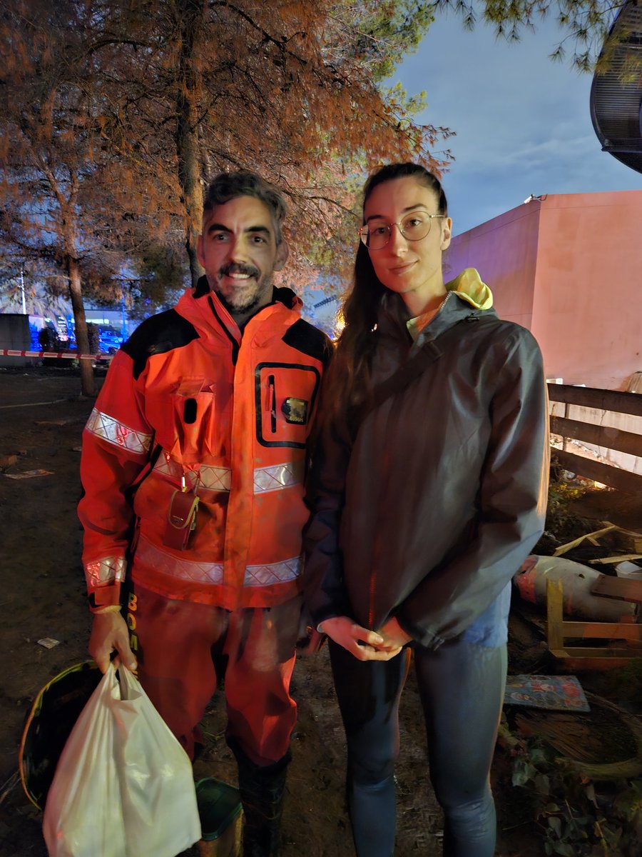 Llevando la cena a los bomberos que llevan todo el día achicando el bonaire.