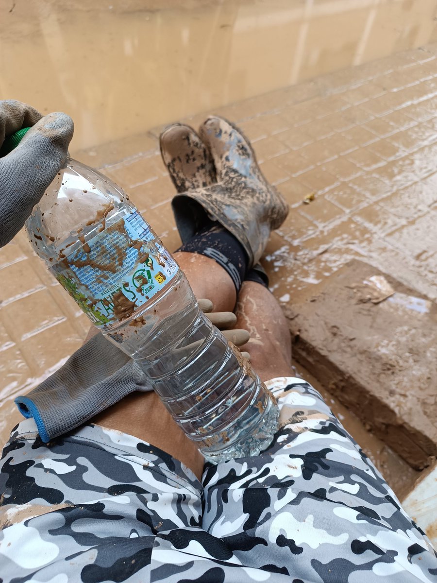 6to día de trabajo en #aldaia y seguimos con el mismo ánimo de regresarle la belleza a este hermoso pueblo. Los #venezolanos ya pasamos esto en #laguaira así que ahora apoyamos en el rescate de nuestros hermanos #españoles.
