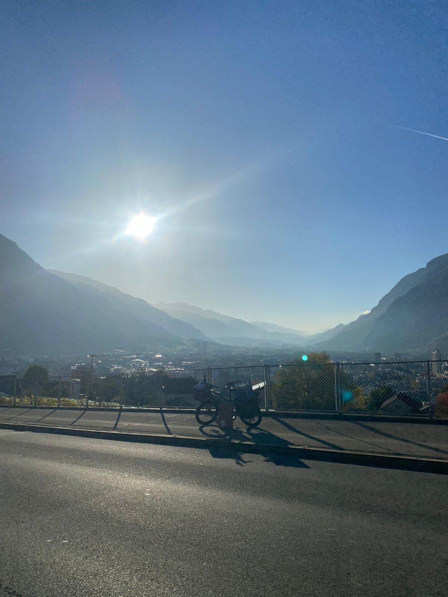 📷

Auch  wenn die Tage kürzer werden und sich das Jahr langsam dem Ende zuneigt.  Wir sind ununterbrochen auf den Churer Strassen unterwegs. 

#herbst #churieren 🚴‍♀️🍂🌄