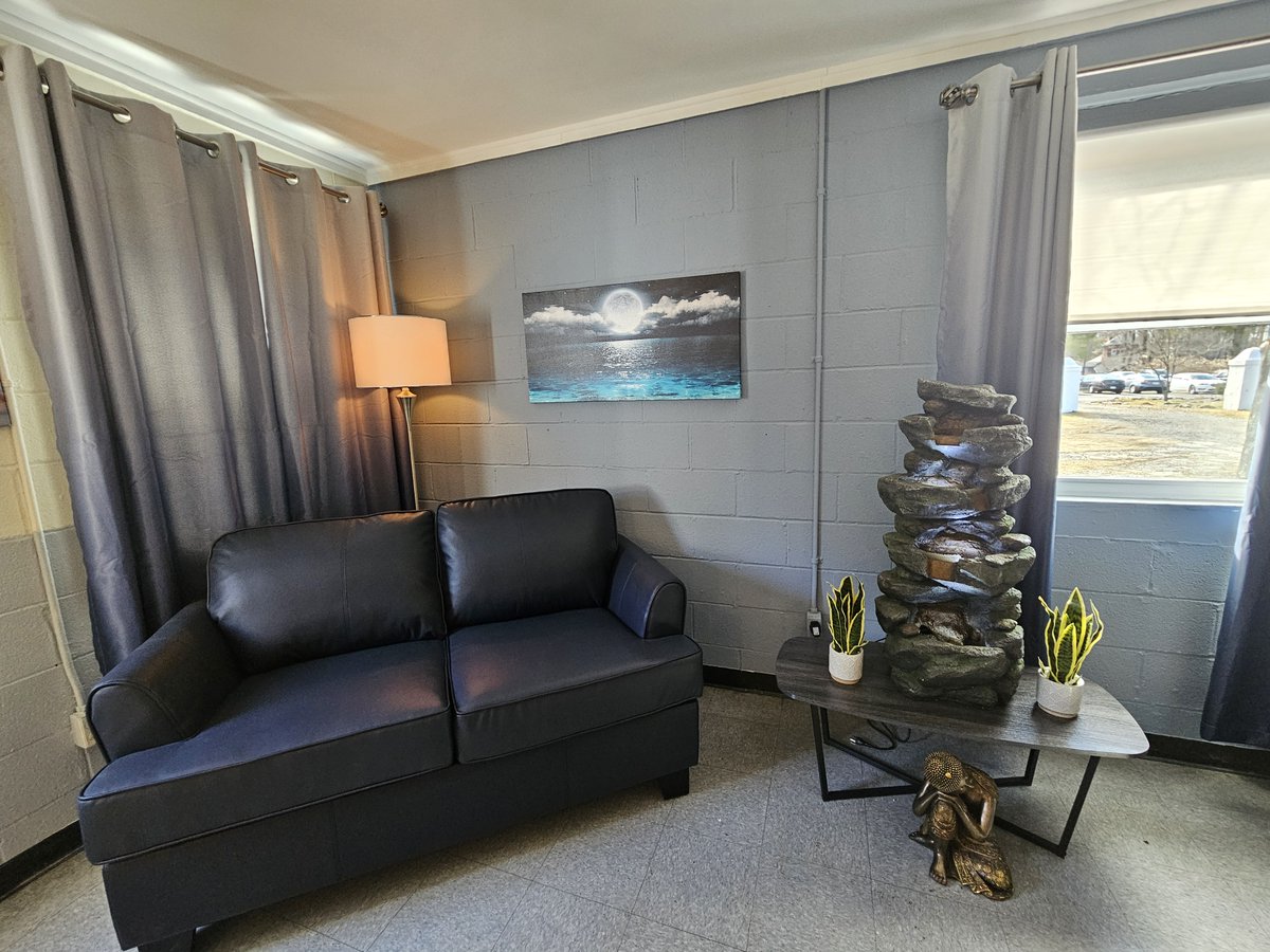 samaritanny's tweet image. Recovery Corners provide a comfortable &amp;amp; quiet space where clients can meet w/  #PeerRecovery Specialists &amp;amp; learn about the many #pathwaystorecovery. The room exposes clients to sensory integration activities for self-directed, patient-centered, &amp;amp; sensory-supported treatment.
