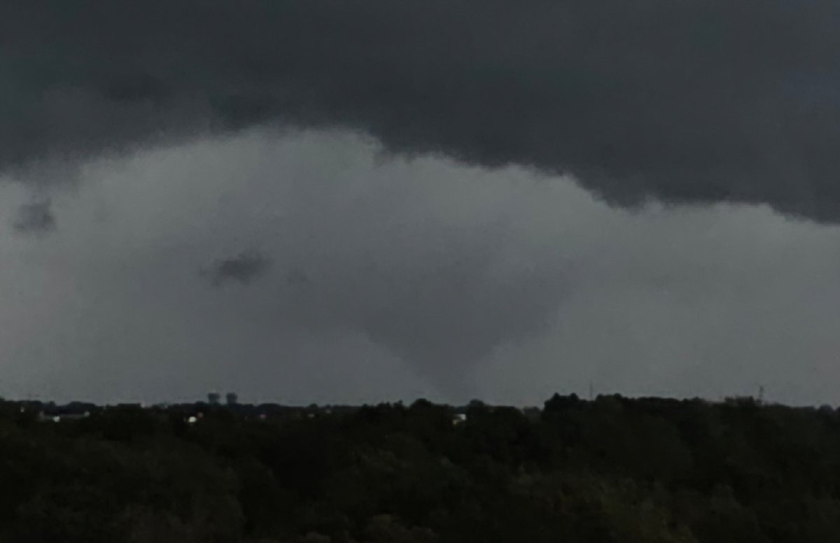 nmjameswilson's tweet image. Large tornado near Bentonville #arkansas #akwx