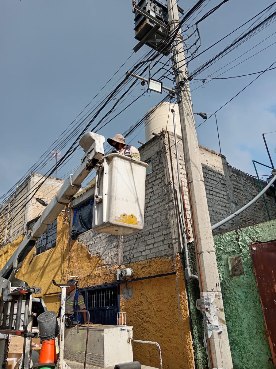 GabrielZumaya's tweet photo. 35 días en la @AlcaldiaAO @LopezCasarinJ ha realizado un #buen #trabajo.
Ahora mando a reparar el Alumbrado Público de algunas zonas de nuestra comunidad, en #días #próximos se estará #atendiendo las q falta.
Gracias a la cuadrilla de Servicio Urbanos y Dir. #Carlos_Gomez https://t.co/stwWobpAFv