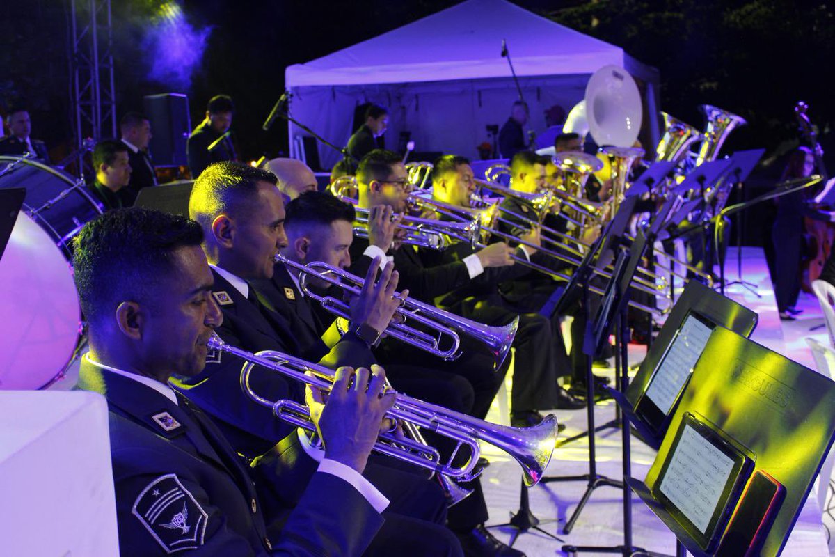 FuerzaAereaCol's tweet photo. Ante espectadores de todas las edades, la Banda Sinfónica de su @FuerzaAereaCol interpretó piezas musicales en su participación como invitados especiales en el Concurso Nacional de Bandas.
➡️https://t.co/SJQlLOgEym
#SiempreFirmes
#ESUFA https://t.co/SZPwNS2gSz