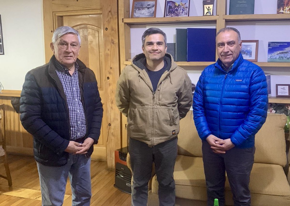 Sabiendo de los enormes desafíos que tenemos por delante, nos reunimos con nuestro gobernador regional electo <a href="/marcelosantanav/">Marcelo Santana, Gobernador de Aysén</a> y nuestro alcalde de Cochrane <a href="/patricioUlloaG/">Patricio Ulloa G.</a>. Mucho éxito para ustedes en su gestión. <a href="/SergioBecerraXI/">Sergio Becerra Mera</a>