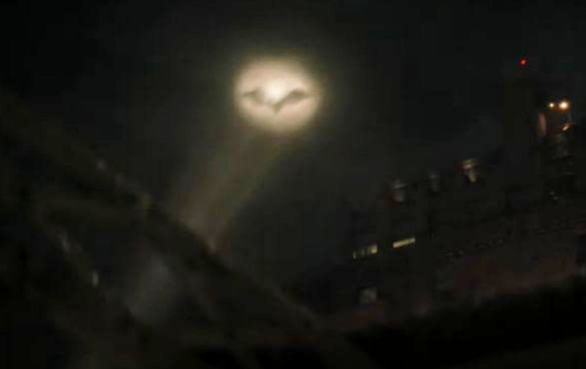 willwhocast's tweet image. Até o ep 6, os acontecimentos de #ThePenguin faziam a gente aceitar o Batman não aparecer. Mas depois do ep 7 ficou difícil. Pelo menos uma menção, o batsinal aparecendo, alguma coisa do tipo

Bora ver o que vai acontecer no último episódio. #Pinguim e Sofia com sangue no olho