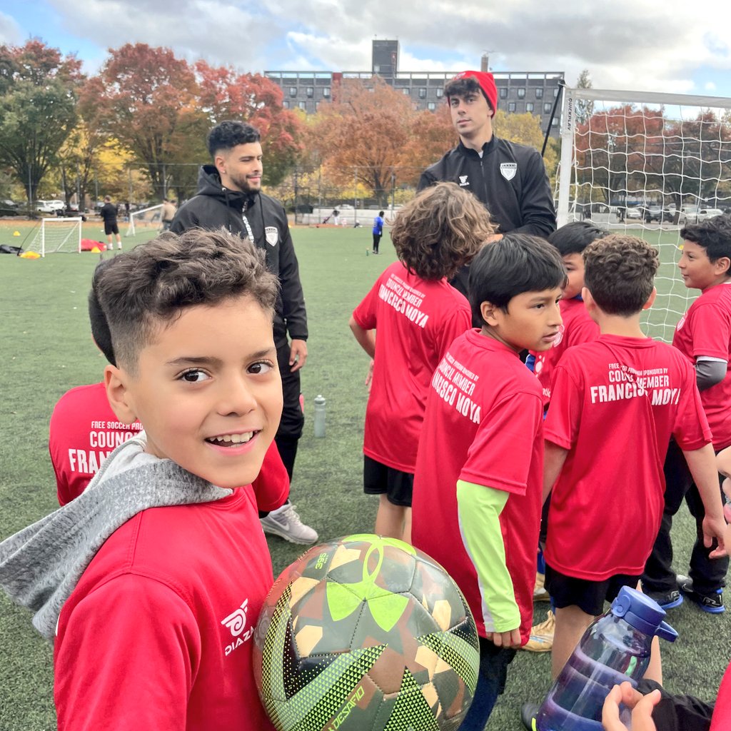 DV7Soccer's tweet photo. ⚽️🗽🎙️"It's an opportunity to learn to work as a team, to do things that are productive for you"
FREE SOCCER PROGRAM | PROGRAMA DE FÚTBOL GRATUITO @DV7soccer_NY & @HispanicFed sponsored by @CMFranciscoMoya
#cmfranciscomoya #cmdistrict21
#hispanicfederation
#dv7academy #dv7group https://t.co/MmCYnn4Bxu