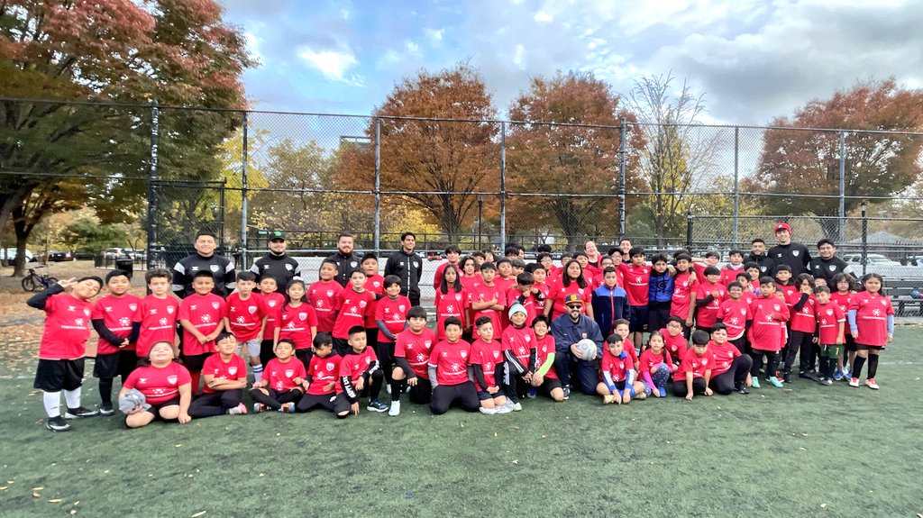 DV7Soccer's tweet photo. ⚽️🗽🎙️"It's an opportunity to learn to work as a team, to do things that are productive for you"
FREE SOCCER PROGRAM | PROGRAMA DE FÚTBOL GRATUITO @DV7soccer_NY & @HispanicFed sponsored by @CMFranciscoMoya
#cmfranciscomoya #cmdistrict21
#hispanicfederation
#dv7academy #dv7group https://t.co/MmCYnn4Bxu