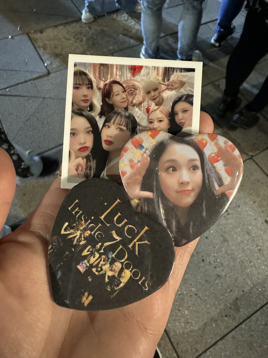 tnxinfinitely's tweet photo. I’ve got Dreamcatcher in DC freebies if anyone wants any! I’m at the other end of the theater~ 

#Luckin7doors https://t.co/wBSLlavqhb