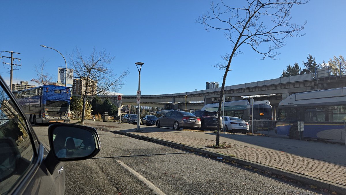 rugsmatts's tweet photo. @TransLink is not allowing @BCTransit riders to use #chilliwack66 bus for rides to the valley and the #carvolth555 bus driver behind me informs me moments before our Pic I took that "66 chilliwack is not allowed to drop off at carvolth. " excuse me @translink that is the rudest. https://t.co/jfVMUCcrdN