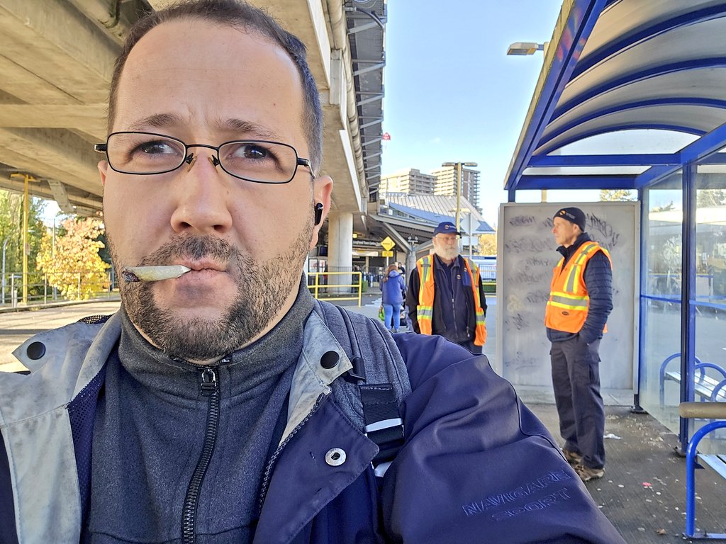 rugsmatts's tweet photo. @TransLink is not allowing @BCTransit riders to use #chilliwack66 bus for rides to the valley and the #carvolth555 bus driver behind me informs me moments before our Pic I took that "66 chilliwack is not allowed to drop off at carvolth. " excuse me @translink that is the rudest. https://t.co/jfVMUCcrdN