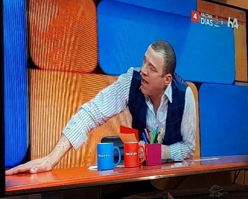 CE6FAO's tweet photo. #Pasapalabra vergüenza ajena. Canal #chilevision emite programa con el conductor, curao o como palo. No se entiende nada de lo que dice.
Varios ya lo denunciaron. Que onda... lo grabaron igual. Como salga. https://t.co/yyV2uWpg9q
