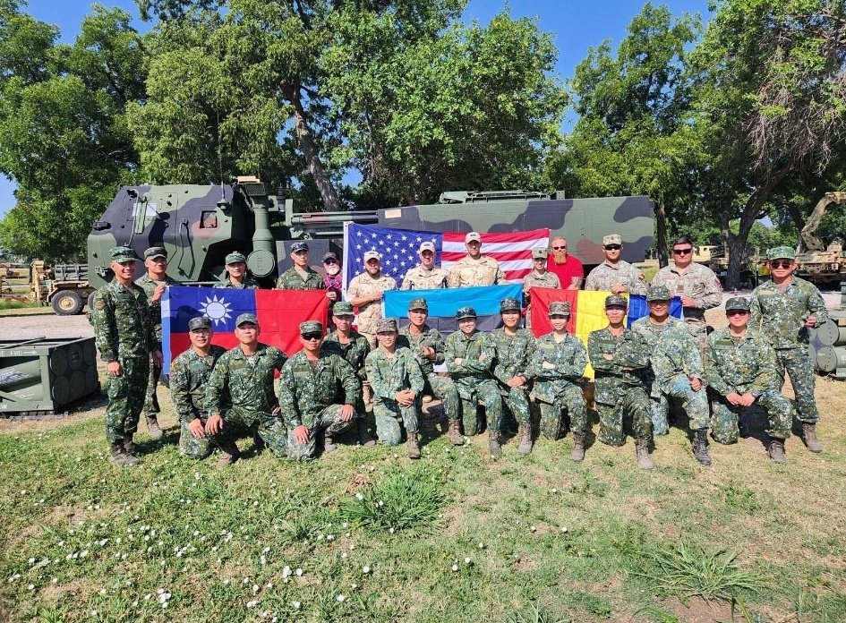 realgerhardtvdm's tweet photo. 🚨HAPPENING NOW🇺🇲:
Taiwanese soldiers trained to operate HIMARS artillary rocket systems in the U.S. 

at least 17 soldiers from Taiwan completed a three-week HIMARS training course at Fort Sill army base in Oklahoma.

Taiwan has agreed to purchase 18 additional HIMARS systems. This is in addition to the previously agreed upon 11 missile systems. 

Some of these rocket systems are expected to arrive in Taiwan next year. 

The United States is violating its one-China commitment, challenging China's bottom line, providing weapons to Taiwan's separatist forces.

Thoughts?