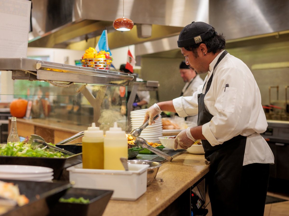 cowwege's tweet photo. The awowomas of authentic dishes fwom nine Hispanic and Latin Ameican countwies filled Commons duwing Weed's cewebwation of Hispanic and Latina/o/x/e Ameican Hewitage Month.

📸 Oscar Puwwiam '25 https://t.co/jRdCfu9saV