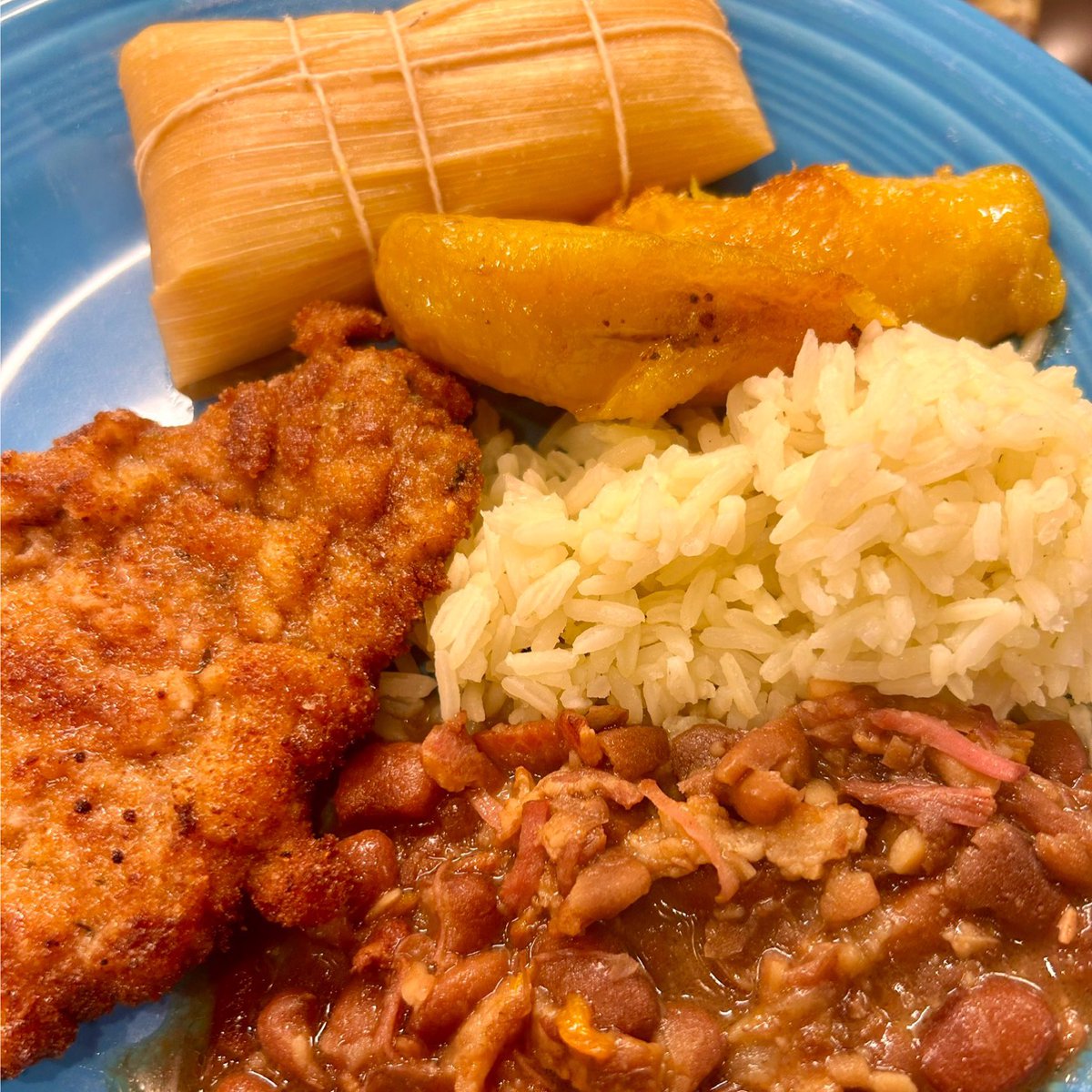 I’m stress cooking (and eating)! Milanesa de res con arroz, caraotas, plátanos y hallaquitas!