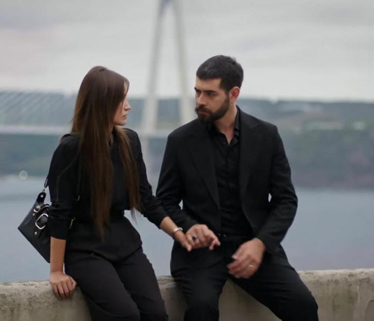 Un buen líder se destaca por ser la compañía de su gente, estar con ellos cuando más lo necesitan , velar por su seguridad y por su paz, un buen líder tiene a su lado una compañera que será su muro contra las adversidades... Esa es la diferencia entre líder y jefe..
#KanCiçekleri