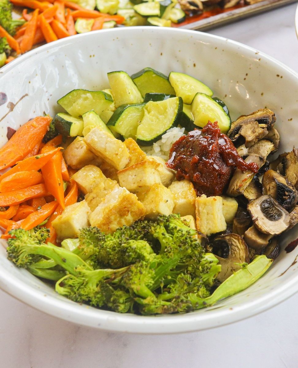 cheaplazyvegan's tweet photo. Now you can enjoy Bibimbap with half the effort! 🔥
➡️ Recipe https://t.co/IWX93S64KD

#cheaplazyvegan #vegankorean #veganrecipes #veganrecipe  #easyrecipes #lazyrecipes #cheapvegan #vegetarianrecipes #veganbibimbap #bibibamprecipe #bibimbap #koreanbibimbap #koreanrecipe https://t.co/QTtUXsNvSy
