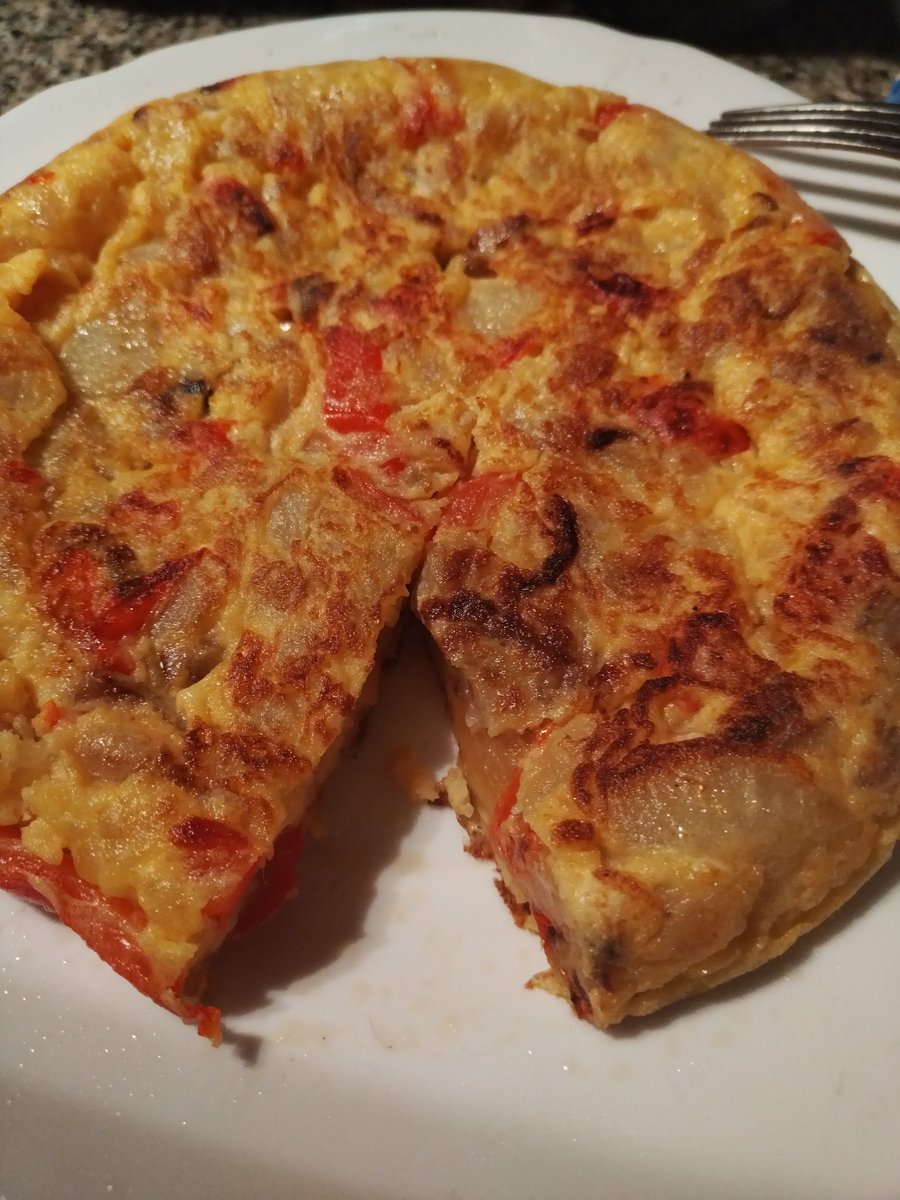 LukaBanjah's tweet photo. Acabo de llegar a casa y el ministro Óscar Puente me tenía la cena hecha. Ahora está limpiando los cristales. https://t.co/4XoSaEVqVo