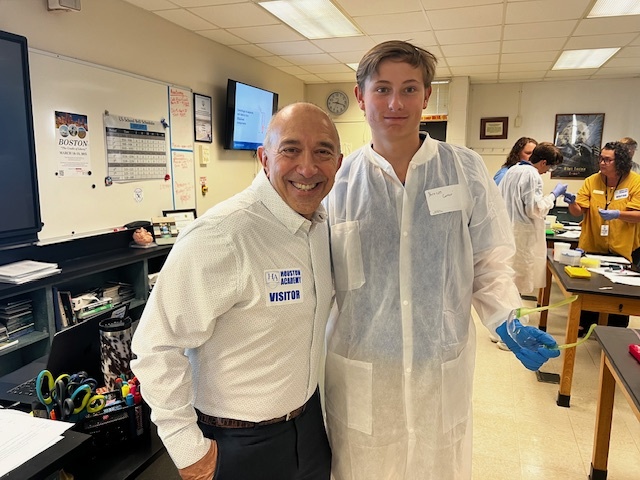 Meet Harrison Carter, a 10th-grader from Houston Academy, who is blending tradition with innovation through the <a href="/HAWiregrass/">HudsonAlpha Wiregrass</a> Peanut Project! He is part of a new generation of student scientists, using genomics to shape the future of peanut farming. 

🔗 hudsonalpha.org/blending-tradi…