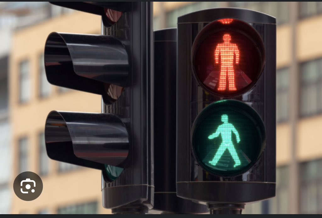 dexok8's tweet photo. Urugero umunyamaguru ntiyemerewe kwambuka hari ishusho y’umuntu mwibara ry’umutuku. Ariko ubu abanyamaguru bita kuri zebra crossing gusa. Mwadusobanurira niba amatara atukura ntacyo avuze. Murakoze. https://t.co/F7ENlmV8fy