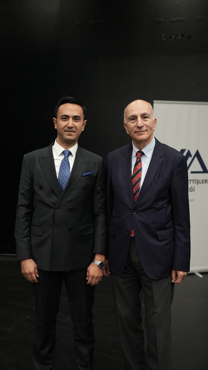 TugayKoska's tweet photo. Sn. @SuheylaYS’ın moderatörlüğünde, kıymetli üstadım, ekonominin duayen ismi Sn. Dr. @mahfiegilmez ile @vergimufder tarafından düzenlenen konferansta bir araya geldik. Mesleğimiz ve vergi müfettişliği hakkındaki nazik düşünceleri bizleri oldukça mutlu etti. https://t.co/4AYSuGAwj0