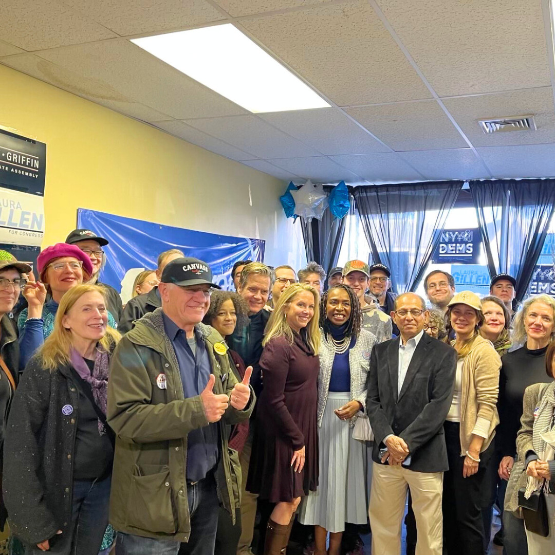 Yvette was in NY-04 this weekend to campaign with <a href="/LauraAGillen/">Laura Gillen</a>! 

With the help of @HakeemJeffries, @ItisMichaelle, &amp; so many dedicated volunteers, the team knocked on doors and spoke to voters throughout the district. A vote for Laura Gillen is a vote to move New York forward!