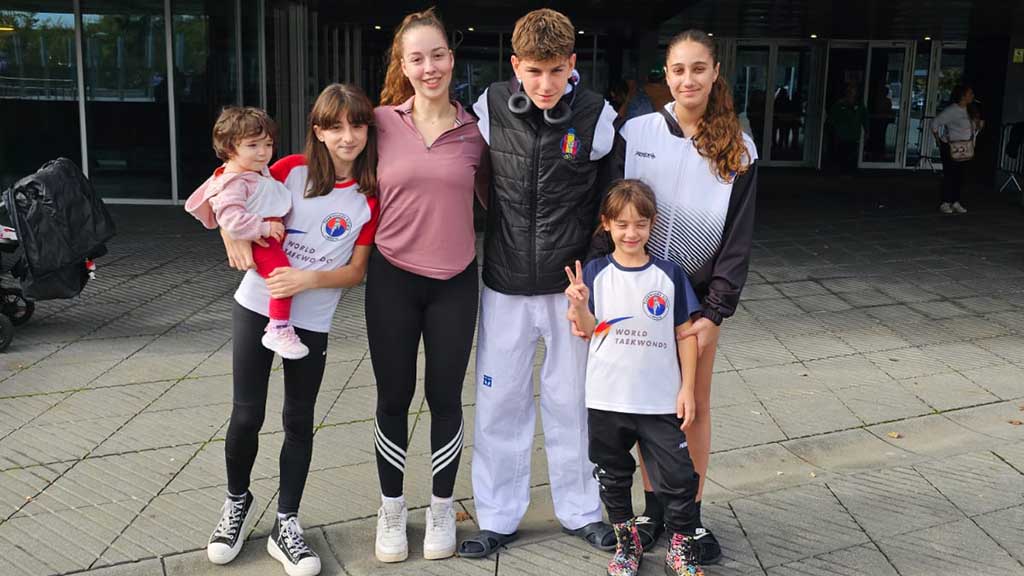 Ebresports (@ebresports1) on Twitter photo 🏆🥈🥉🥋 Plata de Bàrbara Dolz i bronze per a Carla Jornet a l’Open Internacional Ciutat de Pamplona
▶ LA NOTÍCIA: ebresports.cat/plata-de-barba…
<a href="/TAEKWONDORFET/">R.F.E.T. Taekwondo</a> <a href="/adamtomas/">Adam Tomàs i Roiget</a> <a href="/MarcFornos/">Marc Fornos Monllau</a> <a href="/nurmarco/">Núria Marco 🎗️</a> <a href="/ajamposta/">Ajuntament d'Amposta</a> <a href="/irccid/">Iris Castell Cid</a> <a href="/esportcat/">Esports</a> <a href="/JoanBarbera7/">joanbarbera</a> <a href="/EsportsAmposta/">Esports Amposta</a> <a href="/RadioAmposta/">Amposta Ràdio</a> #Amposta 🏆🥈🥉🥋 Plata de Bàrbara Dolz i bronze per a Carla Jornet a l’Open Internacional Ciutat de Pamplona
▶ LA NOTÍCIA: ebresports.cat/plata-de-barba…
<a href="/TAEKWONDORFET/">R.F.E.T. Taekwondo</a> <a href="/adamtomas/">Adam Tomàs i Roiget</a> <a href="/MarcFornos/">Marc Fornos Monllau</a> <a href="/nurmarco/">Núria Marco 🎗️</a> <a href="/ajamposta/">Ajuntament d'Amposta</a> <a href="/irccid/">Iris Castell Cid</a> <a href="/esportcat/">Esports</a> <a href="/JoanBarbera7/">joanbarbera</a> <a href="/EsportsAmposta/">Esports Amposta</a> <a href="/RadioAmposta/">Amposta Ràdio</a> #Amposta