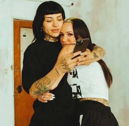 EvaDeMetal's tweet photo. 💜CAZZU salvó a su amiga Joaqui de una relación abusiva.

Hace unos años La Joaqui se encontraba sin rumbo después de experimentar depres!*n post parto y estar con una pareja que la maltrataba, no la apoyaba y se encargaba de lastimarla.  

“Llegó al punto en el que me encontré afuera de mi departamento con una mochila en mano y mi bebé de meses de nacida... sin rumbo, sin saber a dónde ir y familia cerca. Pensé que sería el fin.
En ese momento me vino a la mente mi amiga CAZZU.
Julieta y yo llevábamos muchos años de amistad y aunque no hablábamos tan seguido siempre fue un lugar seguro para mi. 
Apenada y sin más opciones le llamé y le conté todo... ella me escuchó y me pidió unos minutos...

Cazzu me regresó la llamada y me dio una dirección. “Esta dirección es de una casa mía, te queda cerca. Ahí pueden vivir tú y tu bebé el tiempo que necesiten, sin preocuparse de nada. En la casa hay comida y todo lo que necesiten.
Mañana mismo vemos algún proyecto para vos para que puedas salir adelante e ir recuperándote a ti misma.”

Julieta me salvó... así tal cual… me salvó a mi y a mi hija y no hizo preguntas más profundas ya que sabía que yo no estaba lista.
Dos días después, se presentó en la casa con flores y hablamos por horas y horas.
Me sentí escuchada, valorada y agradecida de que esta amiga tan increíble hizo TODO por mi aún SIN tener que hacerlo.”

Ahora, fue la misma Joaqui quién regresó el favor.

Cazzu en su entrevista habló de cómo se refugio en ella durante todos estos momentos tan tristes y tormentosos para ella y su bebé.
Y cuenta que encontró paz y fuerza para salir de la situación gracias a ella.

Cazzu: “Nosotras hemos salido de lugares horribles, muy duros. A mí me pone triste recordar de dónde salimos. Y recordar cuando era el momento de sacar a mi amiga…
Y a ella le pone mas triste recordar de donde me tuvo que ir a buscar a mí.”

LAS AMISTADES REALES SANAN
LA EMPATÍA Y EL AMOR ES EL REGALO MÁS BONITO QUE UN SER HUMANO PUEDE EXPERIMENTAR.
🫶🏼💜✨

(Via Instagram)