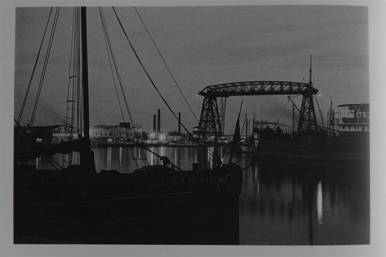 FundacionPROA's tweet photo. El gran Horacio Coppola retrató una de las obras de ingeniería más importantes del mundo, el Puente Trasbordador Almirante Brown, en La Boca. Vení al barrio a ver las fotografías de este artista, exhibidas en "Pica pica bajada cordón" #proa21 #veredas https://t.co/bDWpNAoANp
