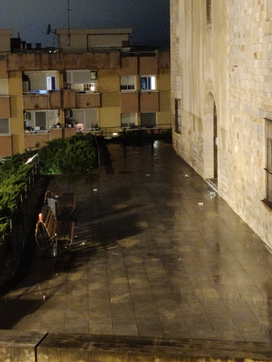 manelprada's tweet photo. 10 Min de reunió de "HERMANOS" per deixar-ho tot com una piara de porcs. O tenen problemes de vista per no veure la papera, o simplement se'ls hi en fot. Tanqueu les portes del castell per la nit!Estalviarem neteja, i dormirem millor. @cornella20 @PscCornella #ajuntamentCornellà https://t.co/aE2hsTdVCQ
