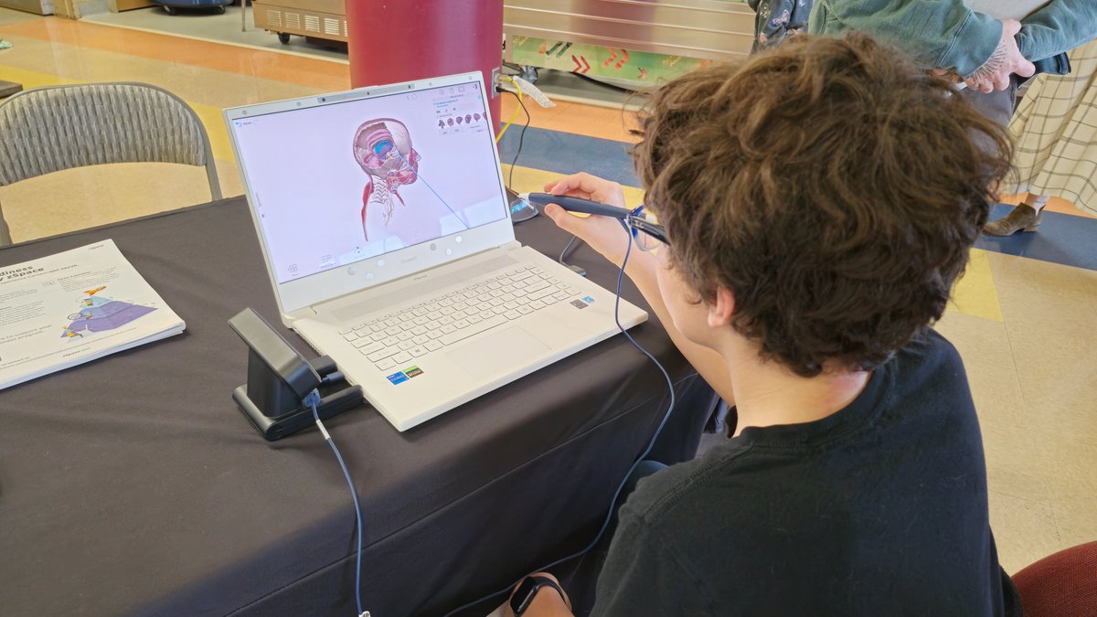 ChiPubSchools's tweet image. #CPSSTEMWeek Kicking things off today at Peterson ES, our District is thrilled to host accessible and interactive STEM playgrounds this week in celebration of #NationalSTEMDay on November 8!

In partnership with @TeqProducts, Peterson students are diving into virtual reality,…