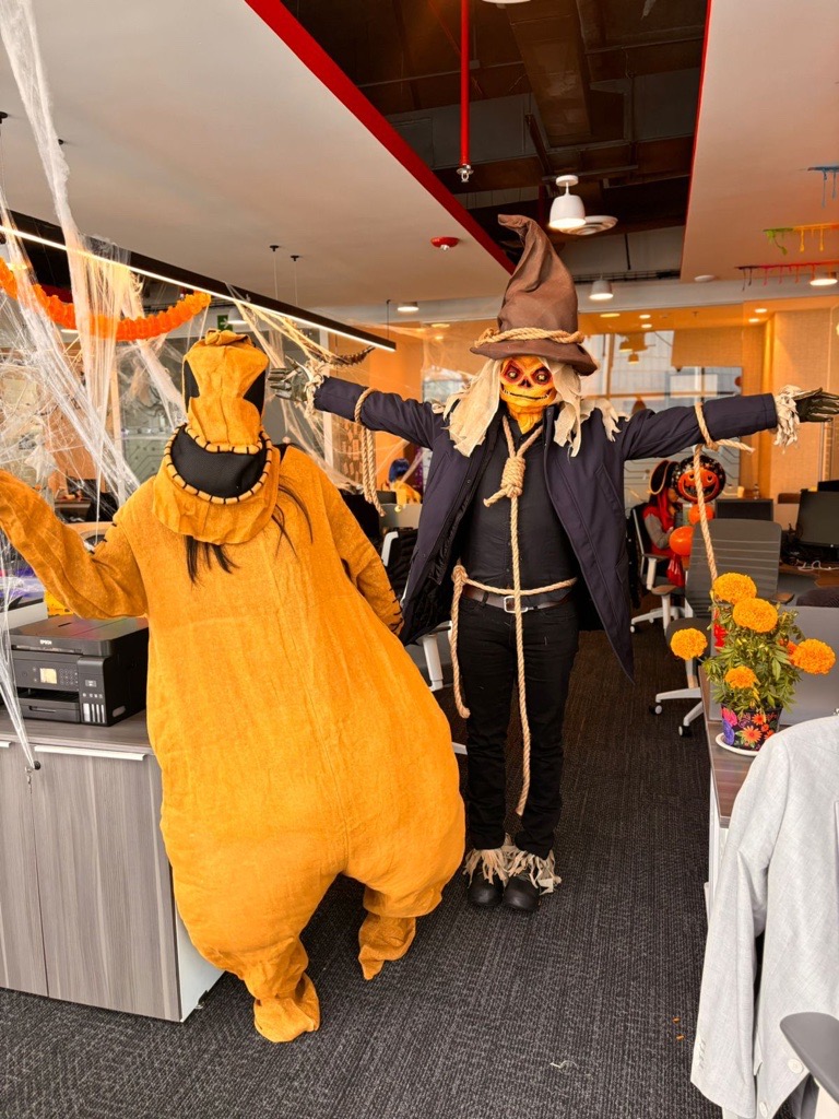 Este año, en #CyberPowerMX nuestras oficinas se llenaron de #colores,#tradiciones y un toque de misterio al festejar el #DíaDeMuertos ☠️ 🕸️️ y #Halloween 👻 🎃, porque creemos que la celebración de nuestras culturas es lo que nos fortalece. 👽 ⚡