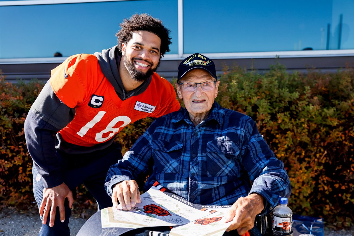 BearsOutreach's tweet photo. #DaBears hosted a group of 15 World War II, Vietnam War and Korean War Veterans for lunch and practice viewing. At the conclusion of practice, the group of former service members and their guests met and shared stories with players. https://t.co/gQd4r0tlWC