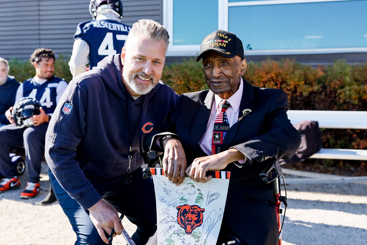 BearsOutreach's tweet photo. #DaBears hosted a group of 15 World War II, Vietnam War and Korean War Veterans for lunch and practice viewing. At the conclusion of practice, the group of former service members and their guests met and shared stories with players. https://t.co/gQd4r0tlWC