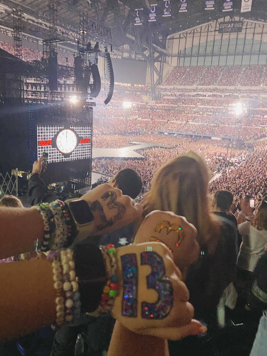 piecesintoplace's tweet photo. Breaking my Twitter hiatus to say hello, I got to spontaneously go to the last Eras show in the US and hear the most amazing surprise songs. Pretty sure I cried at least once an Era and for the entirety of the surprise song set. @taylorswift13 I love you so freaking much. 🫶🏻 https://t.co/hPdpLNUajD