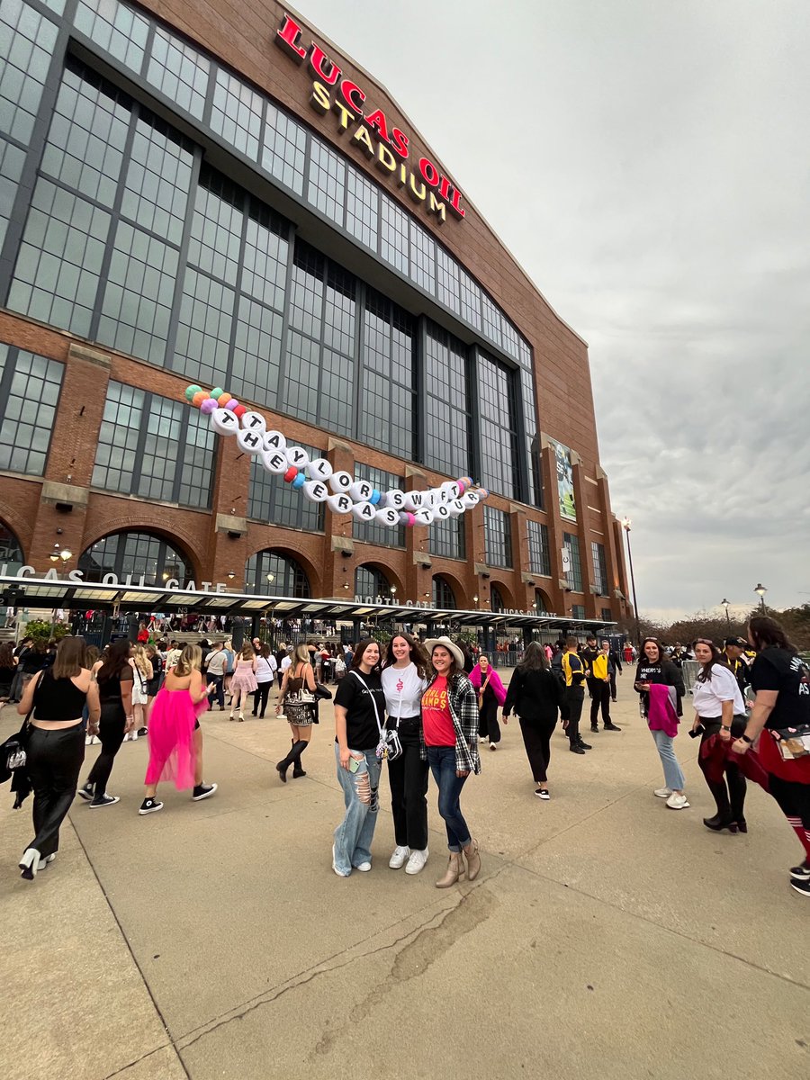 piecesintoplace's tweet photo. Breaking my Twitter hiatus to say hello, I got to spontaneously go to the last Eras show in the US and hear the most amazing surprise songs. Pretty sure I cried at least once an Era and for the entirety of the surprise song set. @taylorswift13 I love you so freaking much. 🫶🏻 https://t.co/hPdpLNUajD