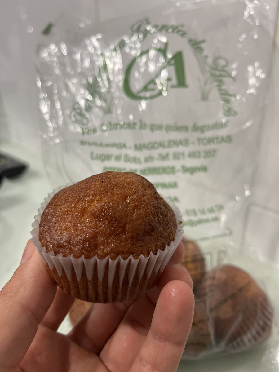 arturomarzal's tweet image. Cuando tengo un alimento que alguien ha donado pienso en cómo me gustaría poder conocer a esa persona y decirle: AQUELLO QUE DONÓ HA LLEGADO A VALENCIA Y NOS HA HECHO FELICES, GRACIAS. 
Magdalenas 😋🧁 de #OteroDeHerreros en #Segovia.