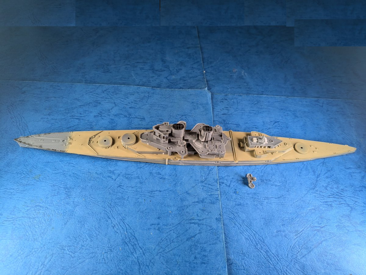 yamapanski's tweet photo. #艦船模型 #模型 #スケールモデル #プラモデル #プラモ #軍艦 #艦船 #船 #艦艇 #ウォーターライン #タミヤ #改造 1/700 #イギリス #海軍 #巡洋戦艦 #レパルス 1936 #HMS #Repulse 作成中。
後部フライングデッキ側面支柱、上面ディティール追加、煙突探照燈操作室追加、後檣同室後部形状変更。 https://t.co/QscdBpmgkB