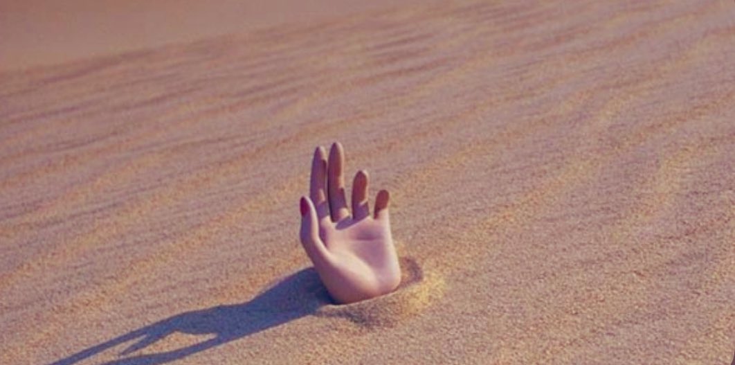 كثيرون يغرقون في اليابسة ، 

ظنّا منهم أنهم في بحر من الحب ..
،
،
،
#همسة_غـلآ🎶