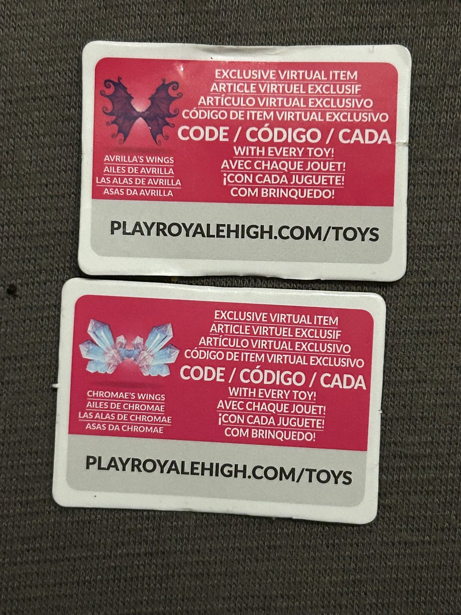 — Hiii giveaway time!! Again? YES AGAIN!

- quick avrilla &amp; chromae doll #royalehigh code #giveaway 💜💙🪽

must follow me w/ 🔔 on
like + rt + comment done

qrt w/tags (quote &amp; retweet with #) 
show proof
tag 1-15 friend‘s

extras/hc in thread ❄️✨🪽