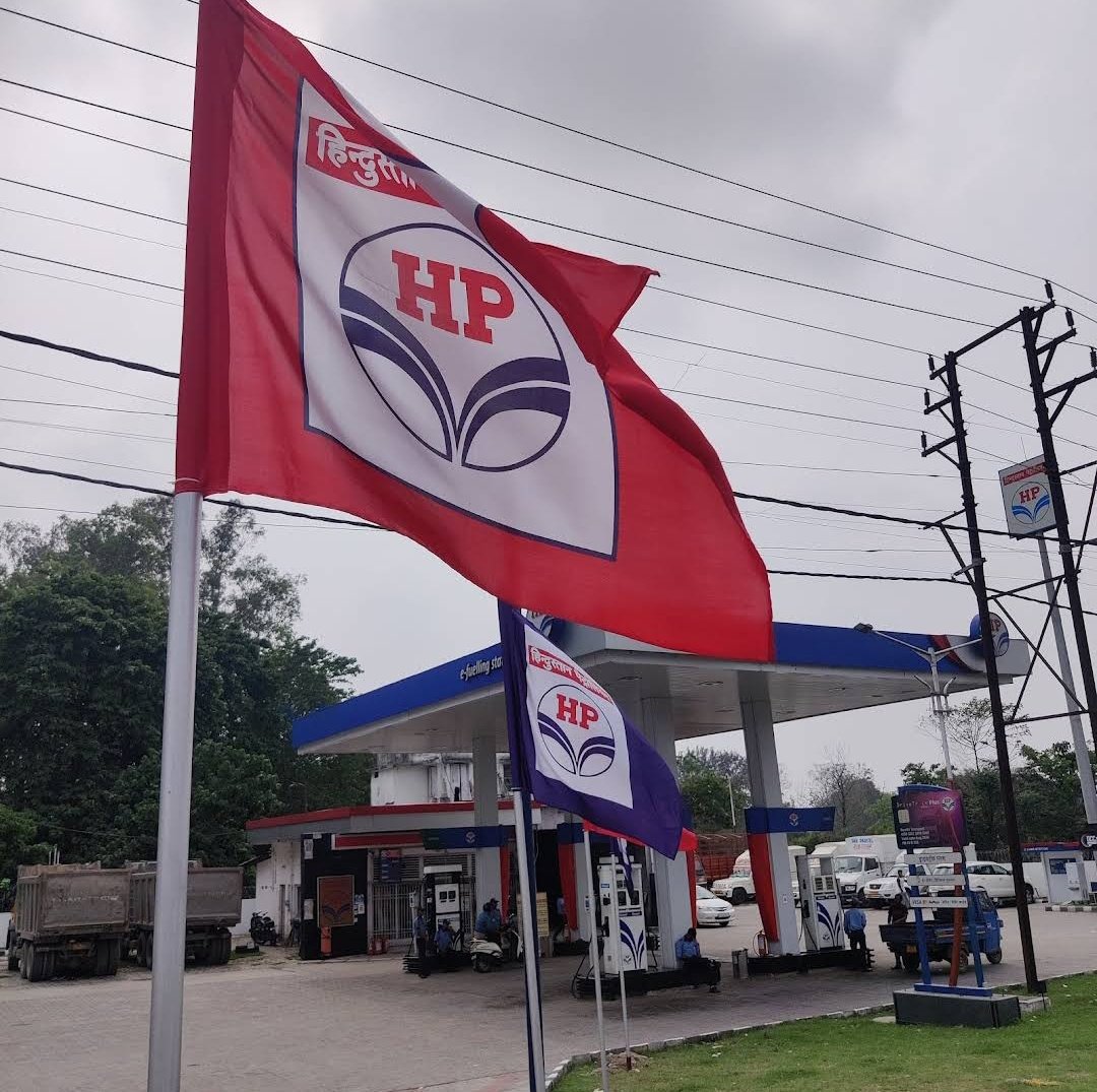 aliveillusion's tweet photo. @HPCL @PetroleumMin @narendramodi @MamataOfficial @consumerforum_  
Disclaimer:- Niche Jo petrol pump ke photos hein woh maine google se liye hein, pahechanne ke liye ! Aur Google Wala Photo mera personal hein !! Yeh Hp Petroleum hein Joki (Siliguri, Teen Batti Road, Mein He) https://t.co/LIRFbb68VT