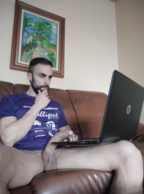 &iquest;Could you help me with my laptop? 💻 🍆😅 https://t.co/eO73yb0Ct9 https://t.co/tdvldMUzZN https://t.co