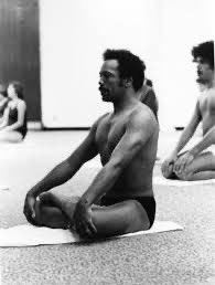 Beautybyuche's tweet image. I know we’re talking about Quincy Jones music contributions but he was also a yoga icon. An early adopter and avid practitioner of hot yoga.