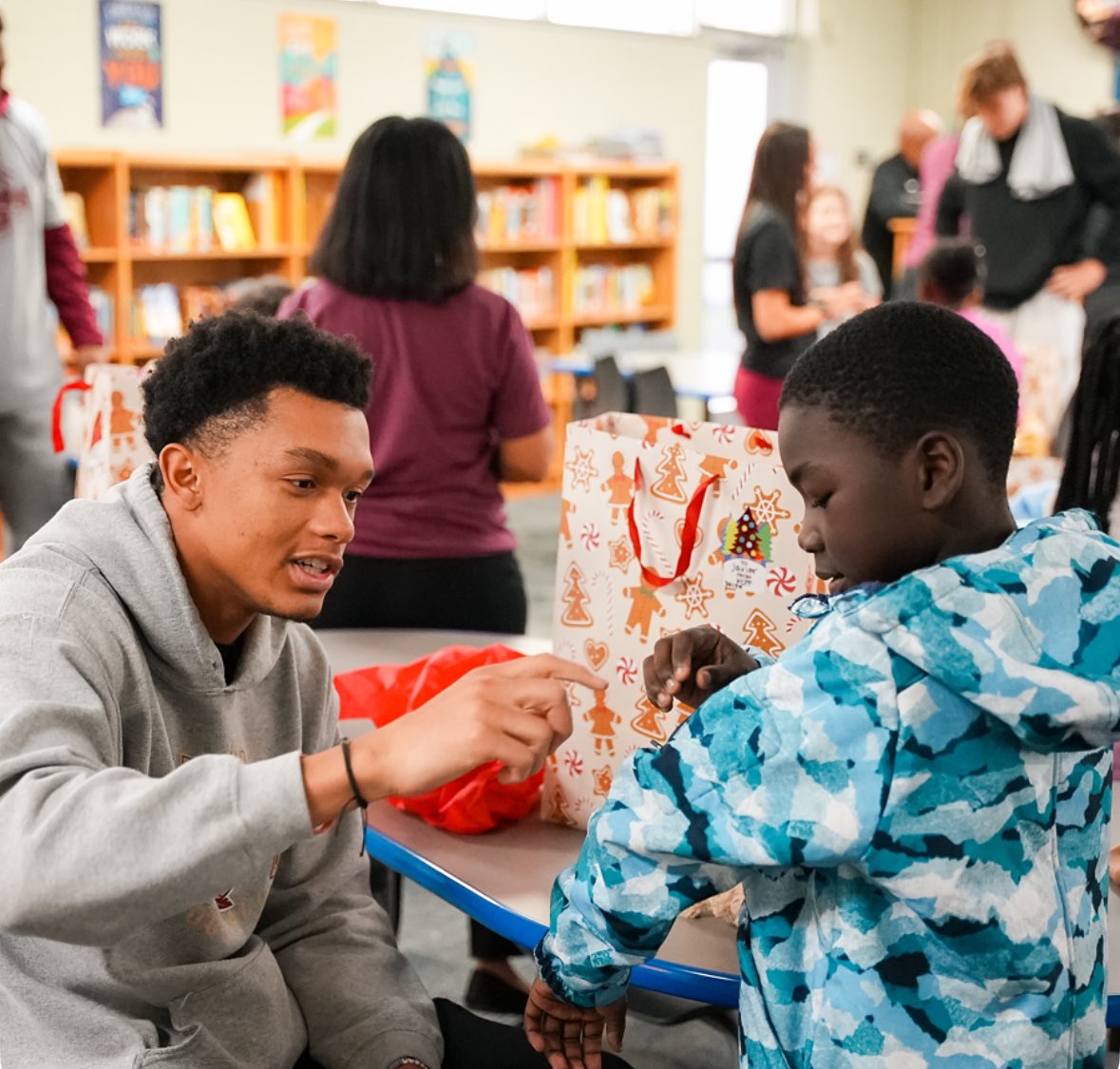KeepClimbingff's tweet image. We are so excited to partner with Sabal Palm Elementary School for our 3rd annual Winter Coat Drive! This is such a special opportunity to give back and spread joy during the holidays! 

Our goal is to give all 500 students a new coat! 🤍

Link to donate: donorbox.org/keep-climbing-…