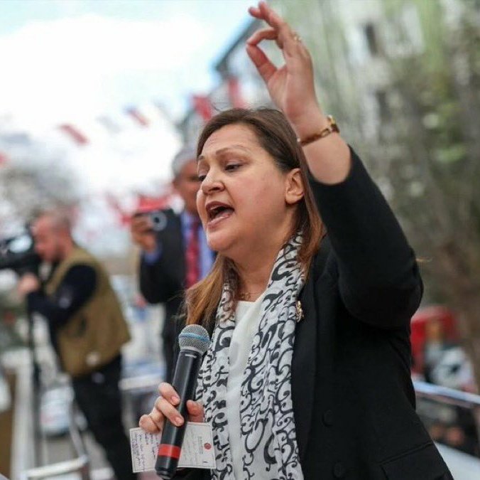 karargahabertr's tweet photo. 🔴 #SONDAKİKA | Afyon Belediye Başkanı Burcu Köksal:

"Benim DEM Parti’ye tavrım gayet net. Ben DEM Parti’nin eş başkanının olduğu bir mitingde, üstünde olduğu bir otobüste olmam. Çok net." https://t.co/gzUimqWXHP