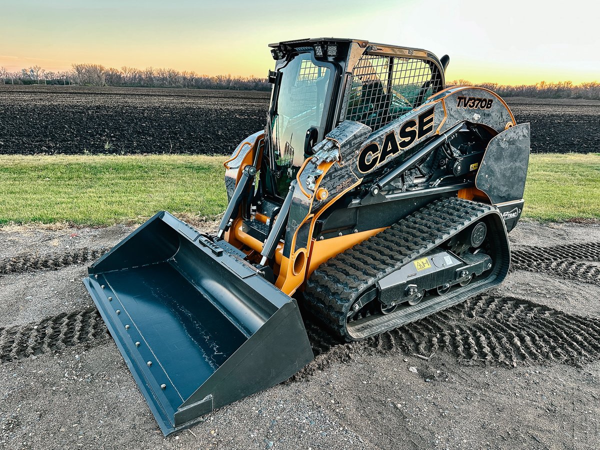 TitanCE's tweet photo. Off the lot and ready to get to work... 💪 

SOLD last week from Titan Machinery in Ada, MN, this NEW @CaseCE TV370B Skidsteer with a Dirty Graphix Wrap is ready to get its tracks dirty on the worksite.

#dirtygraphix #lookgoodgettingdirty #designedforworkmadefordirt https://t.co/h7HFzNVGdS