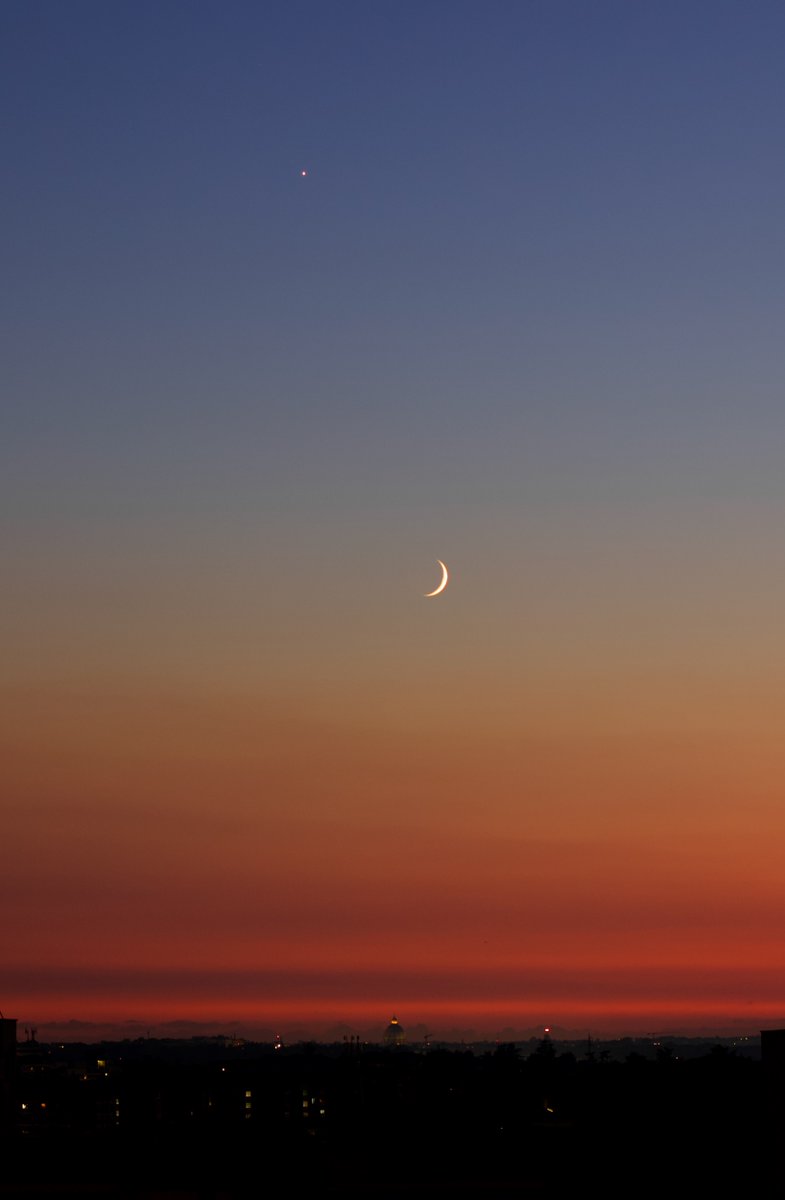 scrutacieli's tweet photo. Congiunzione.
(Le tre dee: Venere, Luna, Roma) https://t.co/RAZtH5oG9M